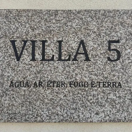 5 Πανδοχείο *